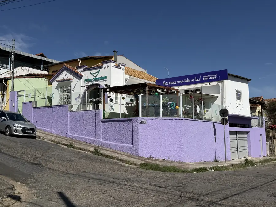 Fachada da Ratton Odontologia, casa de esquina em Belo Horizonte