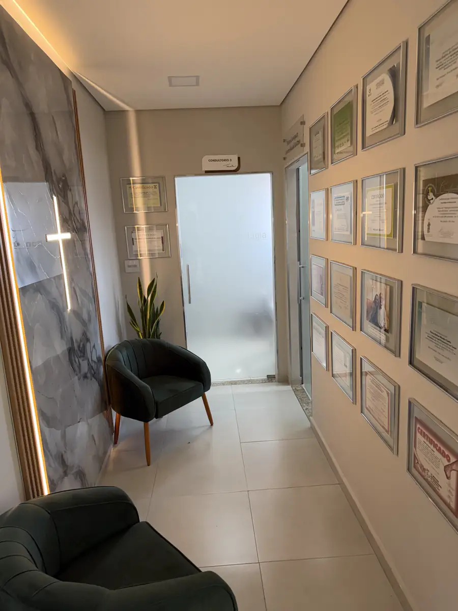 Corredor com certificados e poltronas